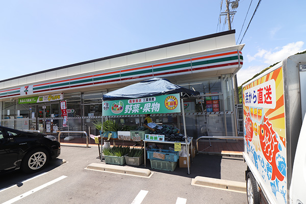伊勢志摩中央市場 ザ・朝市 ～ 鳥羽の昼食＆お土産はおまかせ！～カキ食べ放題＆海鮮大皿丼 はくたか亭